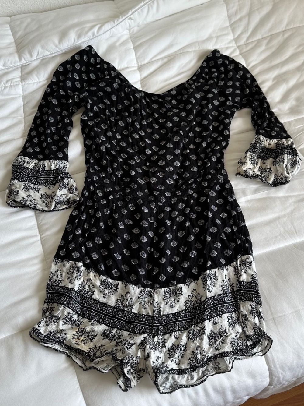 Mudd long sleeve romper black white pattern